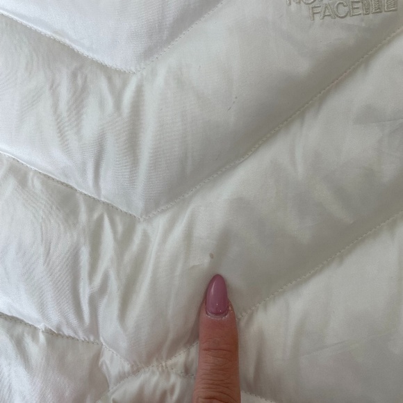 The North Face White Vest 550 with Pockets - Picture 9 of 9